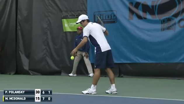 [VÍDEO] Como ganhar um 'set' a servir por baixo? Mackenzie McDonald explica