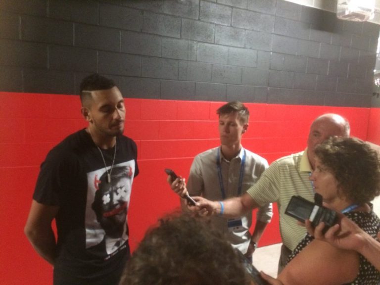 Kyrgios exibe t-shirt anti-Trump depois de bater Nadal