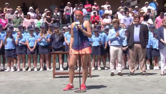 Ostapenko ignorou a campeã Kasatkina no discurso de finalista e Vesnina não perdoou no Twitter