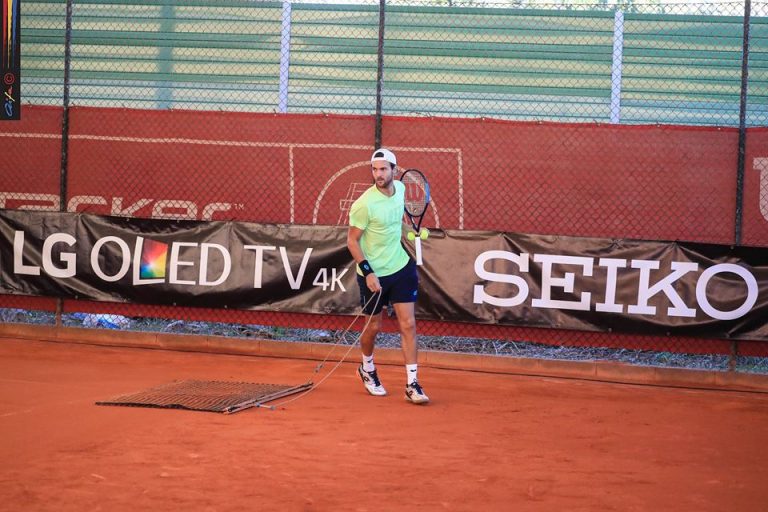 [VÍDEO] O 'match point' que deu a vitória suada a João Sousa rumo aos 'quartos' na Beloura