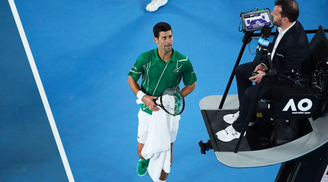 Novak Djokovic não vai sofrer penalização por tocar no árbitro