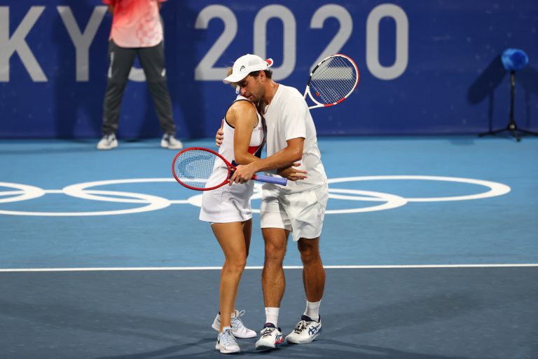 Vesnina e Karatsev dizem que a chave da vitória contra a Sérvia em pares mistos… foi jogar para Djokovic