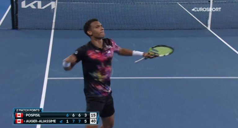 Aliassime sobrevive após 4 horas; Wawrinka serviu para ganhar mas diz adeus após 4h30 minutos