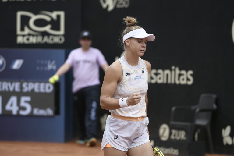 Atual vice-campeã, Laura Pigossi inicia campanha em Bogotá com vitória tranquila