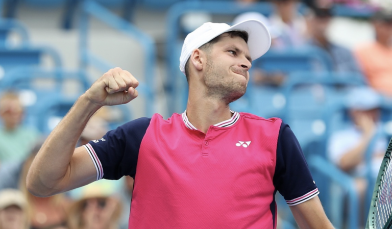 Hurkacz volta a ser quase perfeito no serviço e está nas meias-finais de Cincinnati