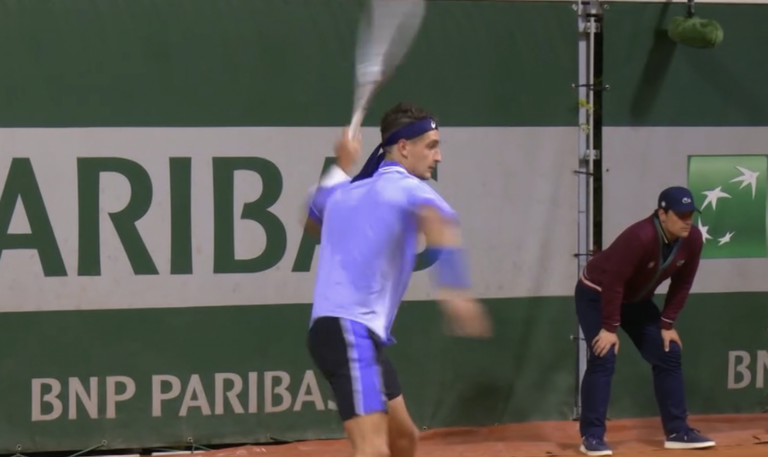 [VÍDEO] Atmane acertou em espectadora mas escapou a desqualificação em Roland Garros
