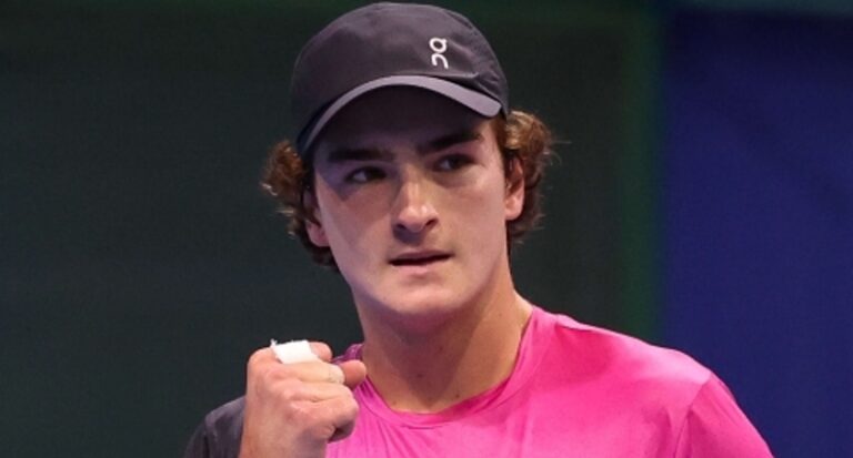 João Fonseca despacha ex-top 40 na estreia da temporada em Camberra