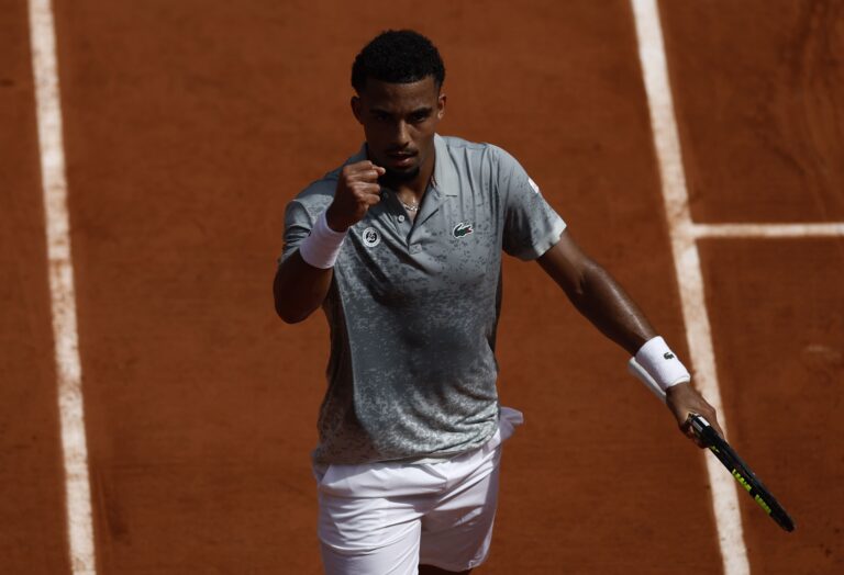 QUE DIA! Fils resiste a batalha épica de 4h30 minutos e avança em Paris