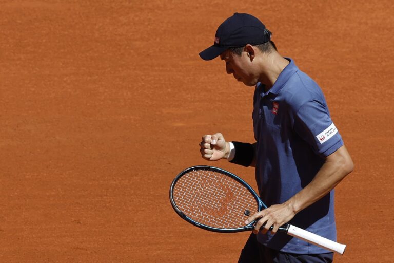 Nishikori volta a mostrar fortaleza no set decisivo e dá a volta a Tien em Genebra