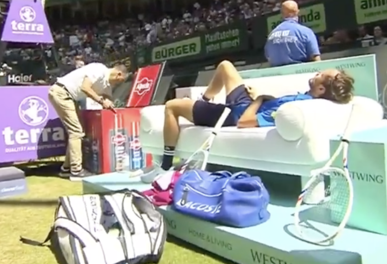 [VÍDEO] Medvedev apanha banhos de sol em pleno encontro em Halle