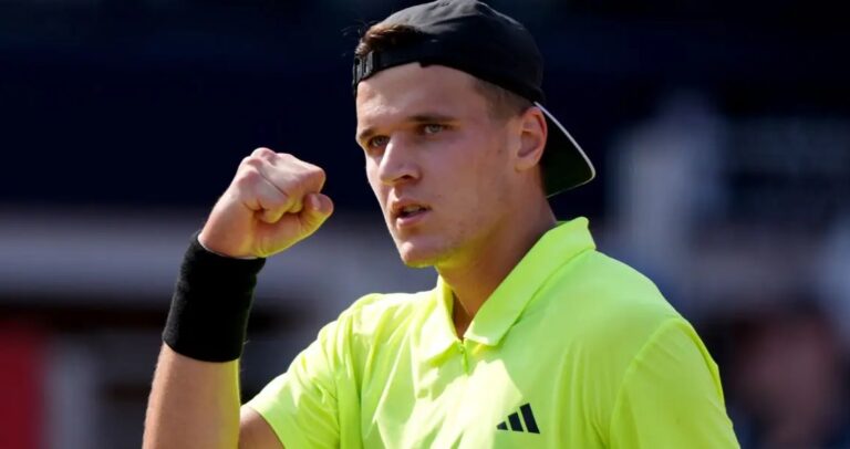 Mensik arranca a época de relva com vitória em Queen’s, Monfils volta a perder