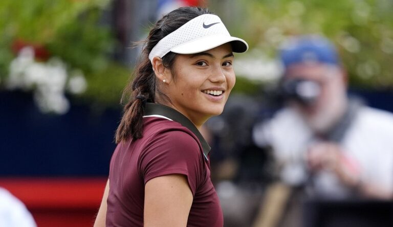 Raducanu vira de set e break abaixo rumo aos ‘oitavos’ em Eastbourne