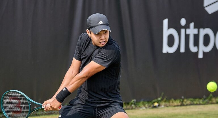 Tien derrota Shelton e é o mais jovem norte-americano de sempre a bater um top 10 em relva