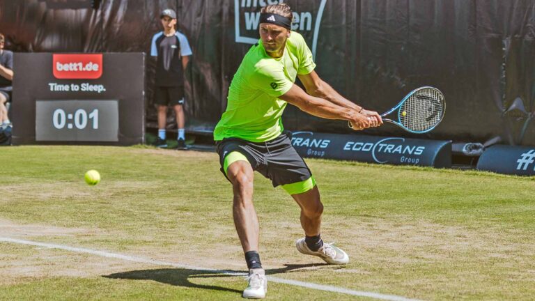 Zverev continua em boa forma na relva e entra com tudo em Halle