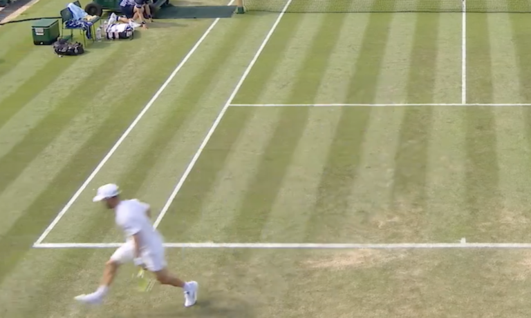[VÍDEO] Moutet volta a dar espetáculo em Wimbledon com um tweener brutal