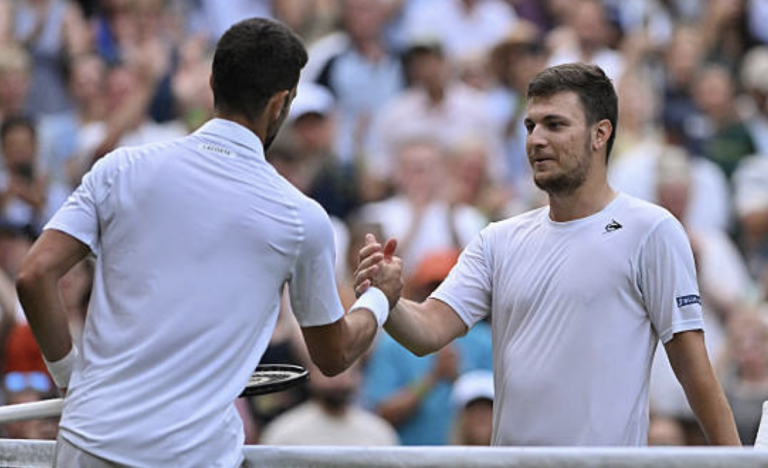 Kecmanovic rende-se a Djokovic: «Se continua a jogar assim pode ganhar mais 20 Grand Slams!»