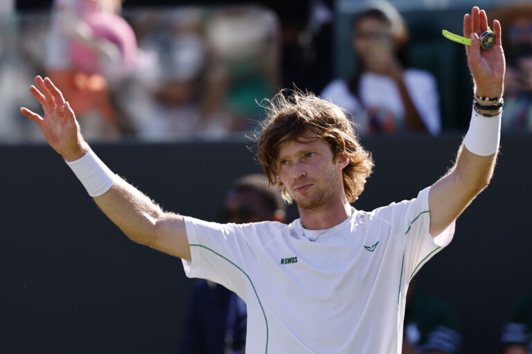 Rublev avança para a terceira ronda de Wimbledon, Tiafoe é mais um cabeça-de-série eliminado