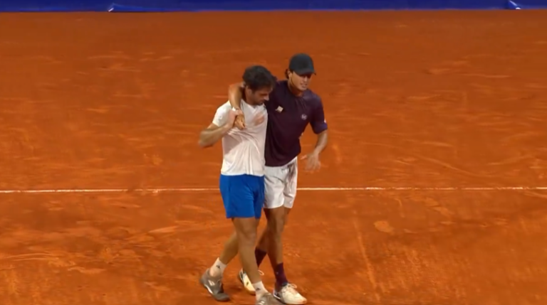 [VÍDEO] Darderi lesionou-se nos festejos em Umag e precisou da ajuda do adversário para andar