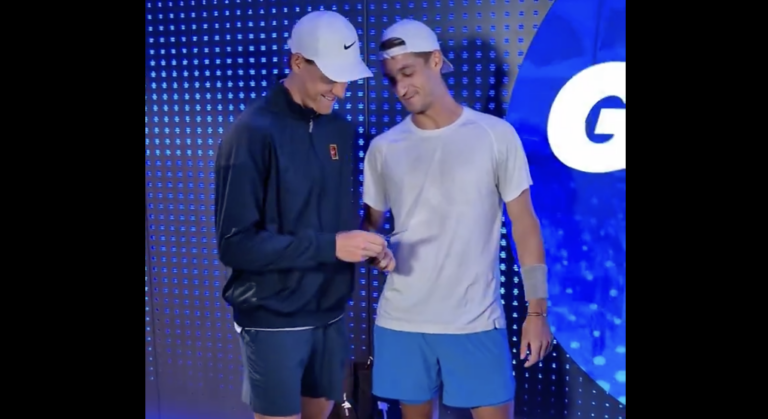 [VÍDEO] Atmane deu presente ao aniversariante Sinner antes do encontro entre ambos
