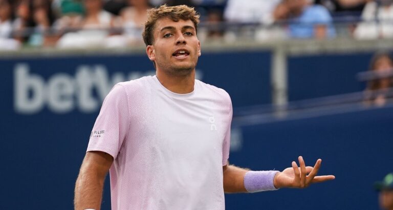 Número 136 do Mundo derrota Cobolli e vai defrontar Fonseca em Cincinnati