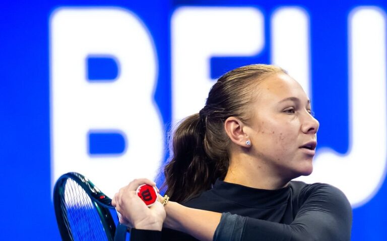 Anisimova e Krejcikova avançam em Pequim com excelentes vitórias