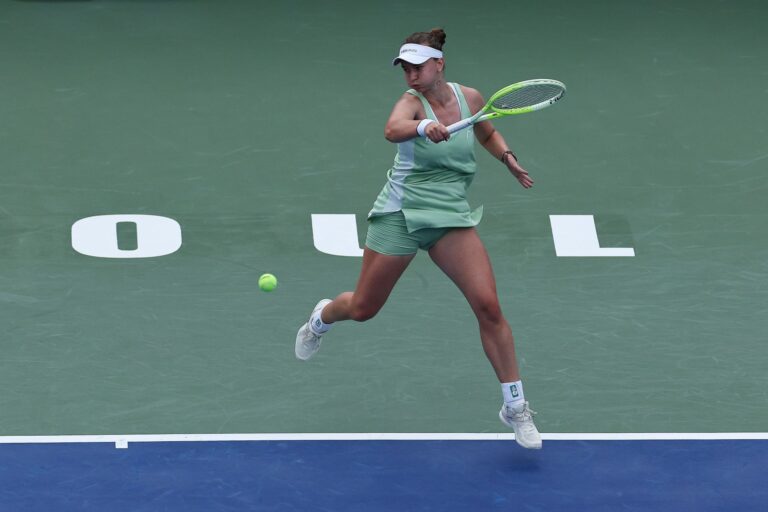 Krejcikova opera mais um milagre e salva três match points para bater Raducanu em Seul