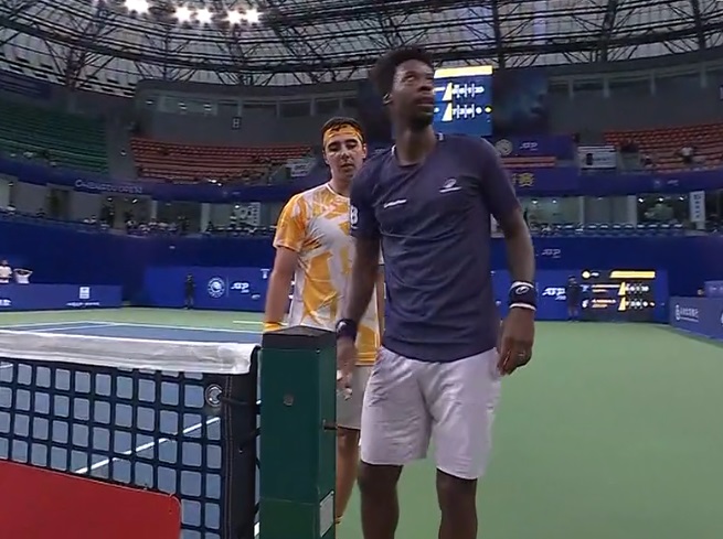 Monfils lesiona-se (de novo) quando estava a jogar bem e continua sem vitórias desde junho