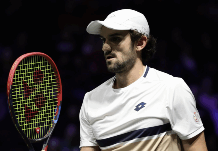 Vacherot resiste a batalha de três horas em Paris e volta a bater primo Rinderknech