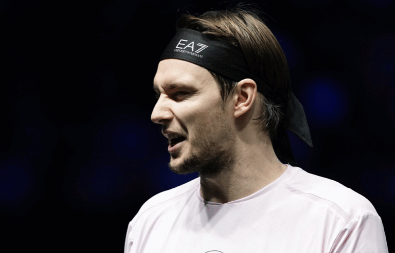 Bublik faz magia e derruba De Minaur rumo às ‘meias’ de Paris para sonhar com as ATP Finals