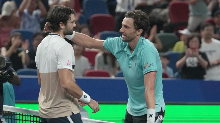 [VÍDEO] Das lágrimas ao abraço ao primo: o momento em que Vacherot venceu Xangai