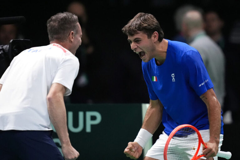 É-P-I-C-O! Cobolli salva sete (!) match points e confirma regresso da Itália à final da Taça Davis