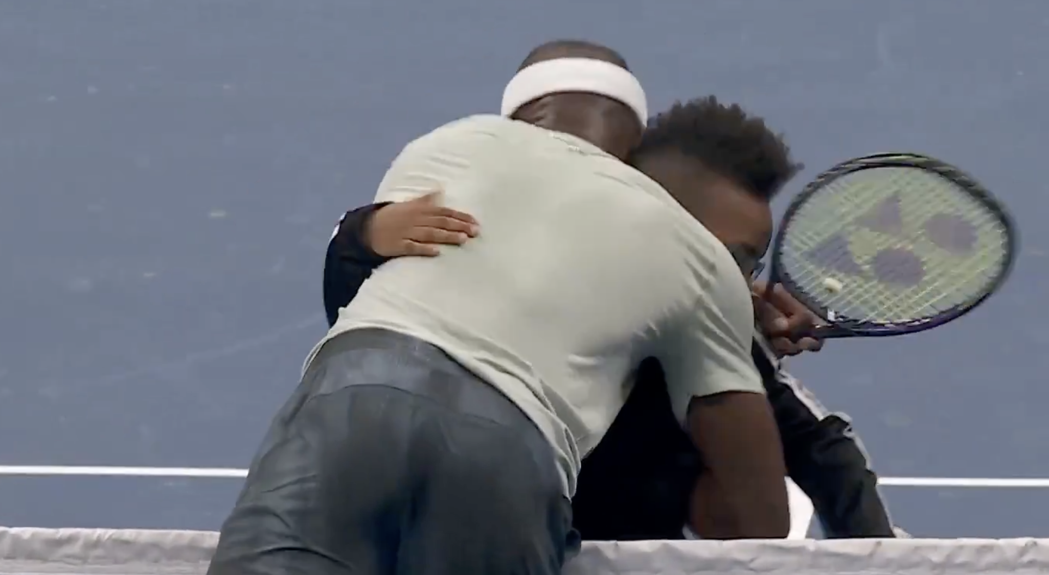 [VÍDEO] Tiafoe partilha momento especial com jovem craque de 9 anos em exibição