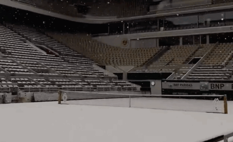 [VÍDEO] Roland Garros vira postal com manto de neve a cobrir os courts
