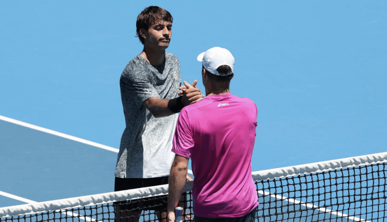 Cobolli arrasado por qualifier na primeira ronda; Etcheverry vence primeira maratona da semana