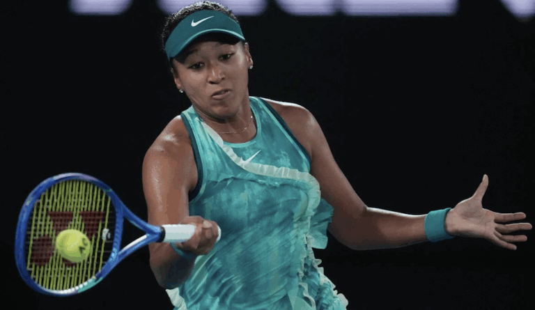 Osaka acorda a tempo de evitar escândalo e avança no Australian Open