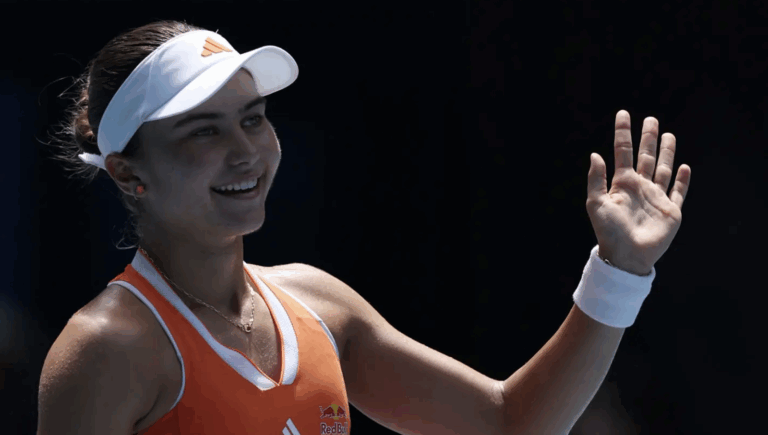 Iva Jovic atropela em 53 minutos e estreia-se em ‘quartos’ de Slam no Australian Open