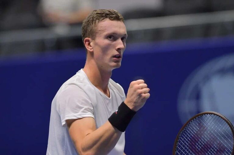 Lehecka inicia defesa do título em Brisbane a bater Machac e marca duelo com Korda