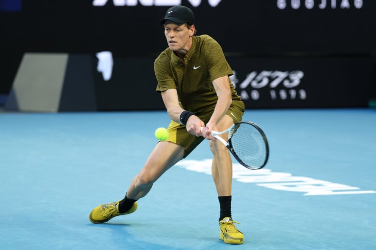 Sinner esmaga rumo à 16.ª vitória seguida no Australian Open, Fritz marca duelo com Wawrinka