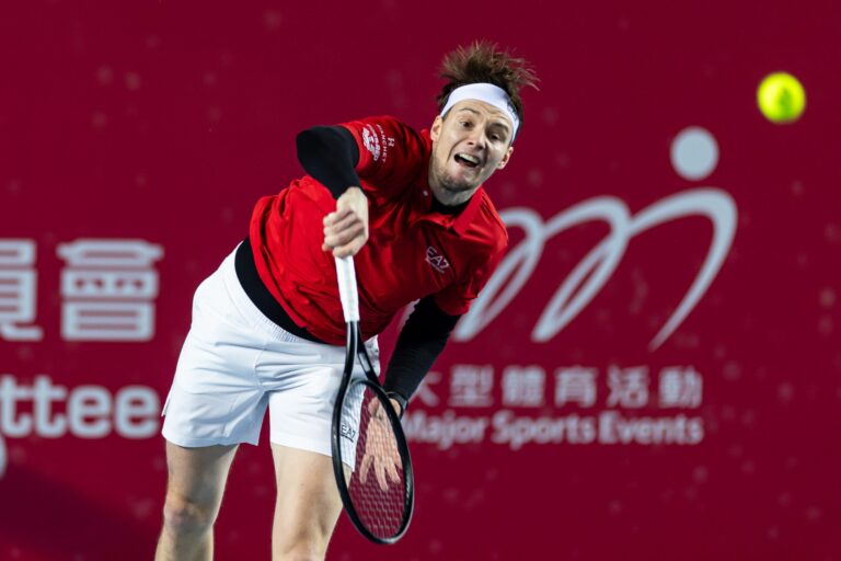 Bublik segue para as ‘meias’ de Hong Kong e tem estreia no top 10 cada vez mais à vista