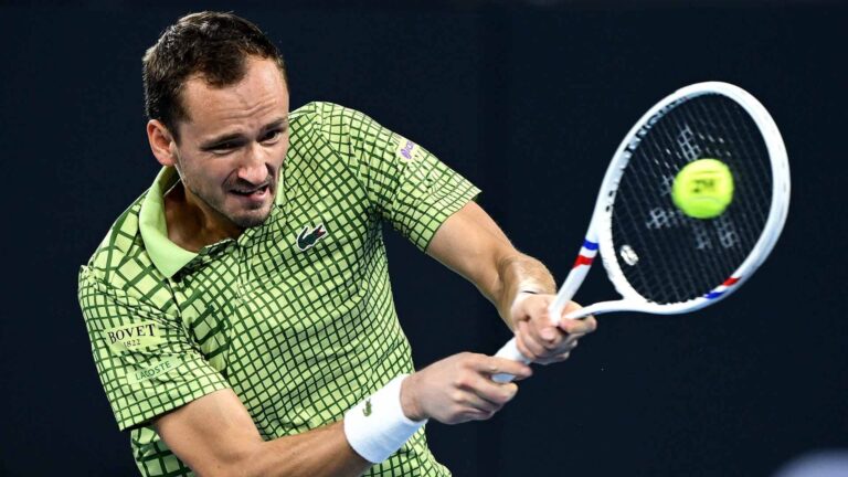 Medvedev joga muito e arrasa Tiafoe rumo aos ‘quartos’ em Brisbane