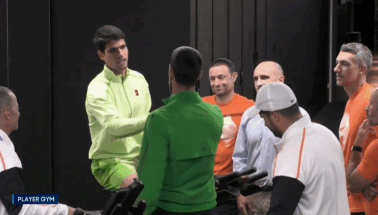 [VÍDEO] Djokovic interrompeu preparação para duelo com Sinner para felicitar Alcaraz