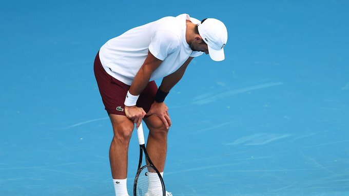 Alerta máximo: Djokovic acaba com treino após 12 minutos devido a dores no pescoço