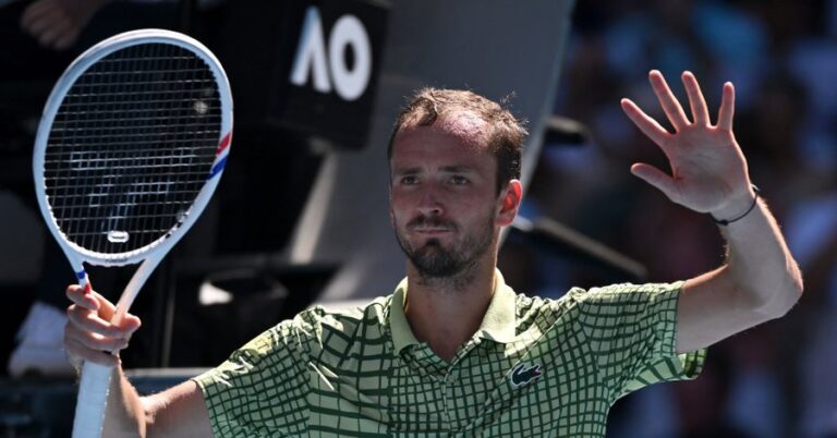 Medvedev apanha susto mas segue invencível em 2026, Davidovich resiste a batalha de quatro horas no Australian Open