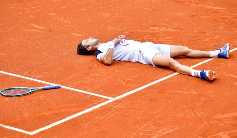 Etcheverry vence meia-final de quatro horas (em dois dias) e marca final com Tabilo no Rio Open