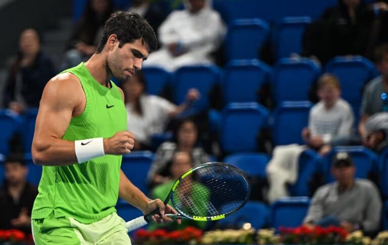 Alcaraz evita horas extra no regresso, segue para os ‘oitavos’ em Doha e mantém invencibilidade em 2026