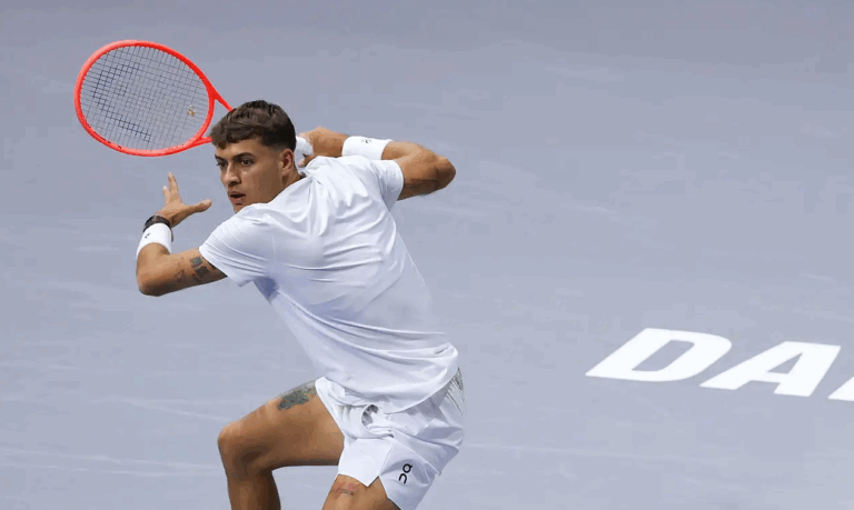 Cobolli atropelado pelo número 181 do Mundo em Dallas