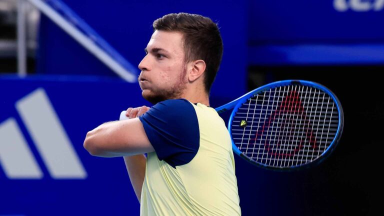 Kecmanovic surpreende Zverev em Acapulco com maior vitória da carreira, Cobolli avança