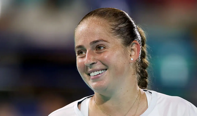 Ostapenko salva match points e resiste; Eala leva público à loucura em Abu Dhabi