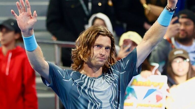 Campeão em título Rublev derruba Tsitsipas em Doha, Fils faz as primeiras ‘meias’ desde o regresso